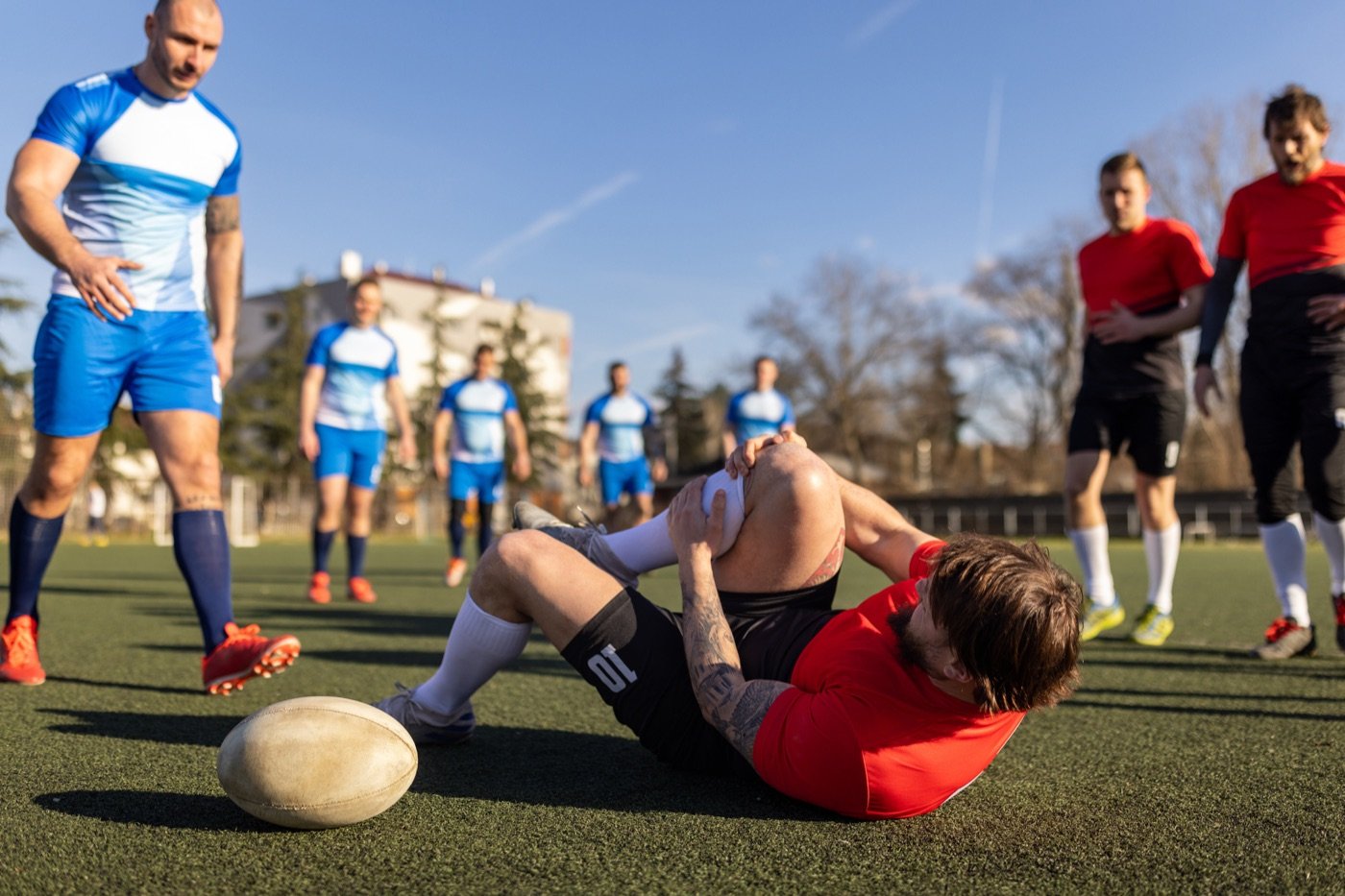 Traumatisme du genou lors d’un match de rugby et parcours SOS Genou Var – Dr Pierre DEKEUWER Hyères Toulon Var